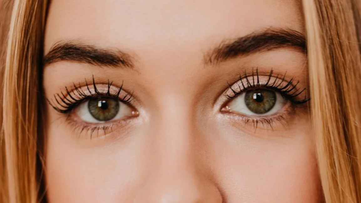 Laminado de cejas y lifting de pestañas en Deleic
