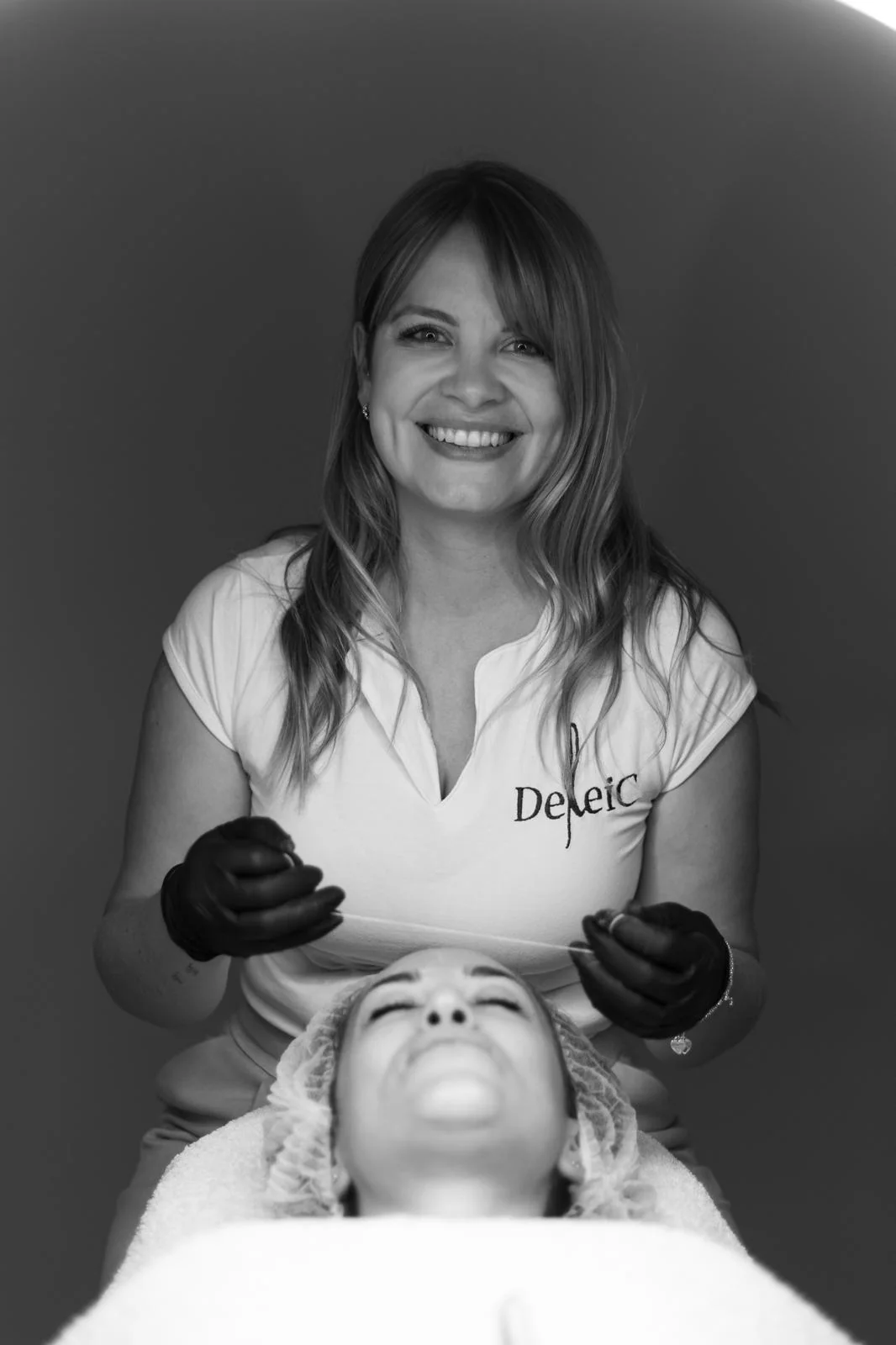 Leila Carreira realizando un tratamiento en Deleic